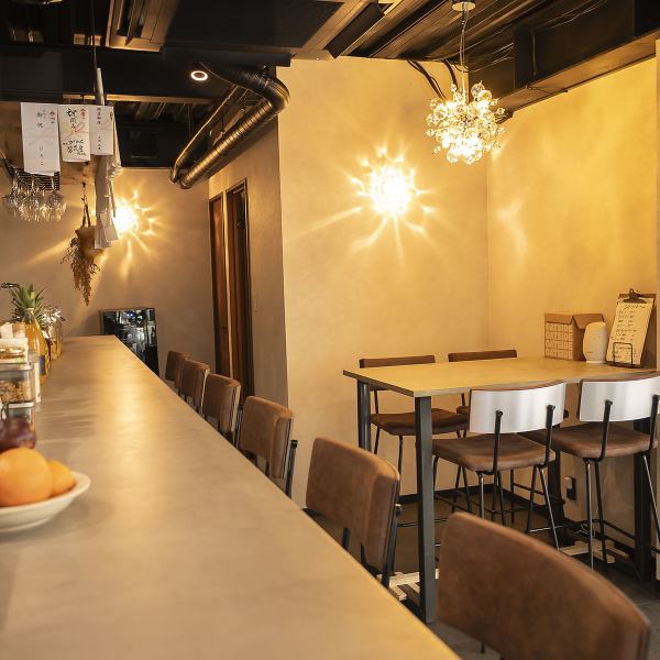 カウンター席は、スタイリッシュながらもどこかあたたかく、ひとりでふらっと立ち寄るのにちょうどいい落ち着いた雰囲気。全8卓をご用意しており、おひとり様はもちろん、女性お一人でも入りやすい空気感が嬉しいポイント♪軽く一杯だけ、という方にも、しっかり食事を楽しみたい方にも使いやすい空間です！