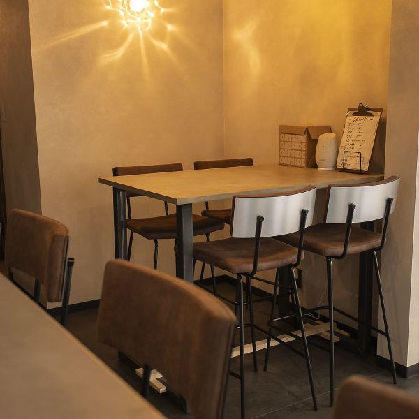 4名掛けのテーブル席は1卓ご用意しています◎落ち着いた雰囲気でゆったり過ごせます。友人や同僚とのちょっとした飲み会や、もう少しだけ飲みたいという二軒目使いにもぴったり。落ち着いた空間だからこそ、会話も弾むひとときをお楽しみいただけます。ご予算に応じて飲み放題プランのご相談もOK！