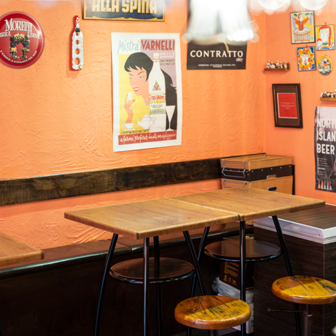 Table seats that can accommodate up to 4 people.You can enjoy authentic pizza in the store with plenty of hideaway elements.