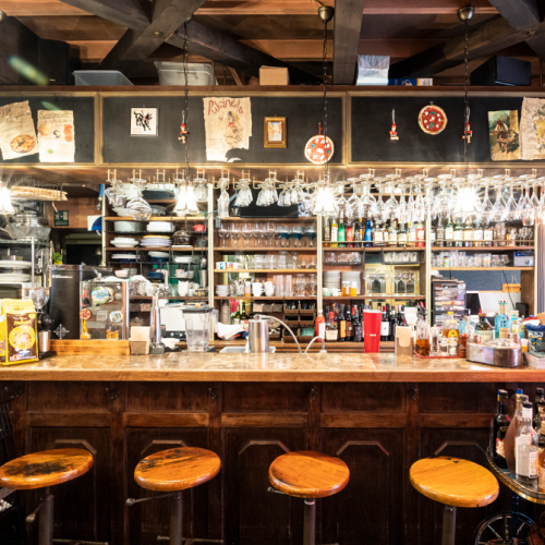 Counter seats that can be used by one or two people.A recommended spot where you can visually enjoy the pizza baked in the kiln.