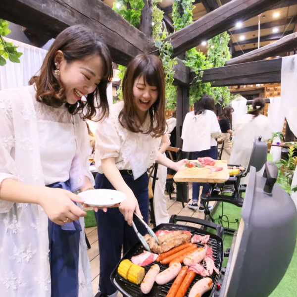 【室内だから雨だって平気】店内は全面人工芝でキャンプ気分の味わえる内装★テントなどアウトドアアイテムが揃っています！デートや女子会、歓迎会や送別会、退院祝いなどでのお祝いや記念日の特別な日に。TOKYOの絶景が一望できるロケーションで室内BBQをお楽しみいただけます！