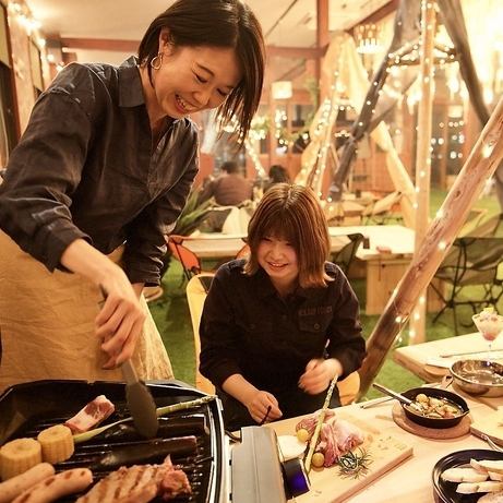 陽が落ちれば、より煌びやかな店内に！光の演出で大人可愛いグランピング気分が味わえます♪お祝いやサプライズにピッタリ！ご友人やご家族、様々なシーンでのお祝いにご利用いただけます。天候に左右されない、全天候型・屋内BBQ場ですので、室内に居ながらアウトドア気分でBBQをお楽しみいただけます！