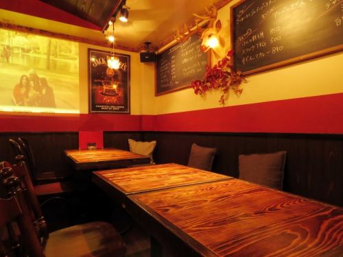 Space surrounded by trendy interior and tasty sake ♪