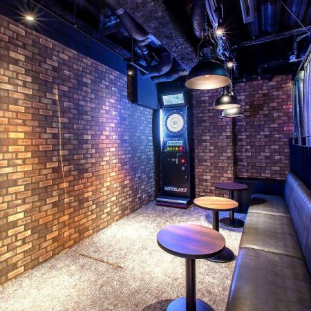 2名様～少人数で気軽にお酒を飲みながらプレイ可能なお席です！カーテンで仕切れば2組がプレイできて、半個室としてご利用いただけます◎飲み放題＆投げ放題付きのコースもご用意しておりますので心置きなくダーツをお楽しみ下さい♪※画像はイメージです