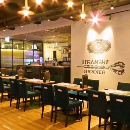ご利用人数に合わせレイアウト可能なテーブル席をご用意しております。お席の近くにバーカウンターを設置しているので、ダーツの合間に、お好きなメニューをすぐにご注文いただけます！