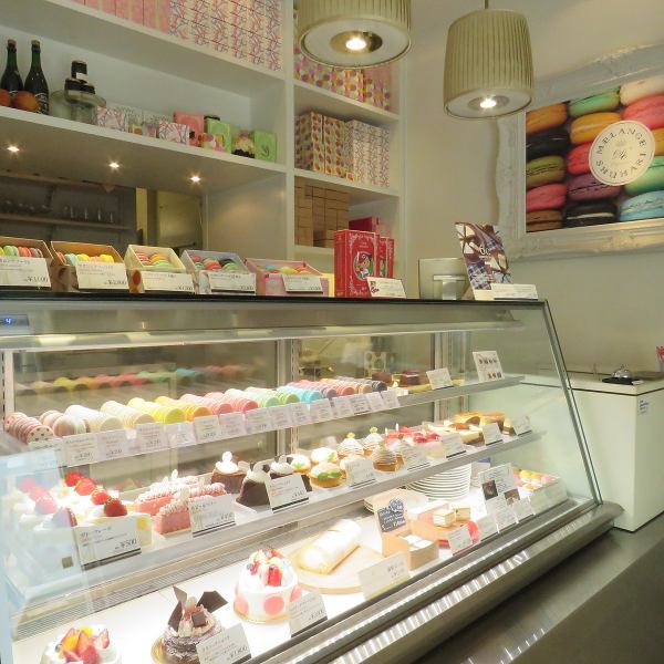 店内に入ると、ショーケースに可愛いスイーツがずらり。贈り物をワンランクアップさせるギフトBox等もご用意♪