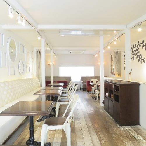 白が基調のモダンな店内