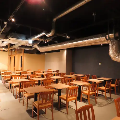<p>最大100名様まで収容可能な広々空間は、会社の宴会や大規模パーティーに最適。テーブル席や個室の組み合わせで人数に応じたレイアウトができ、幹事様も安心して利用できます。シーンに合わせた使い勝手の良さが魅力です。お気軽にお問い合わせください。</p>