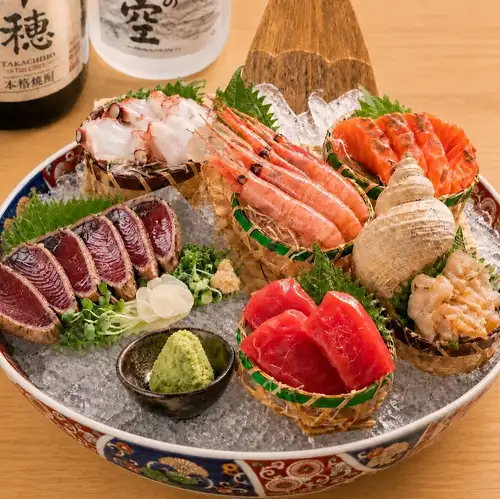 【本日も海の幸がずらり！】藁焼きカツオのたたきや炙り〆サバ、カキフライや天ぷらまで海鮮尽くし。
