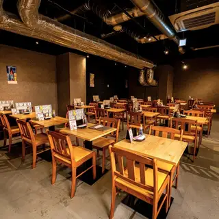 [42 people] Table seating for 2 people is available.It's perfect for casual get-togethers with friends, dates, or after-work meals – ideal for days when you want to enjoy yourself with a small group.Enjoy a lively conversation while savoring delicious food and drinks.Perfect for everyday use in Hamamatsu, as well as for meals while traveling.Please feel free to contact us to make a reservation.