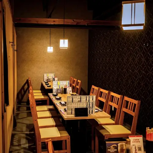 [For 10 people] We have a private table room available that can accommodate up to 10 people.This is recommended for company parties, business dinners, family meals, and other gatherings with a large number of people.You can relax and enjoy conversation while savoring delicious food and drinks without worrying about your surroundings.Perfect for parties and reunions in Hamamatsu.Please enjoy this special time with your loved ones.