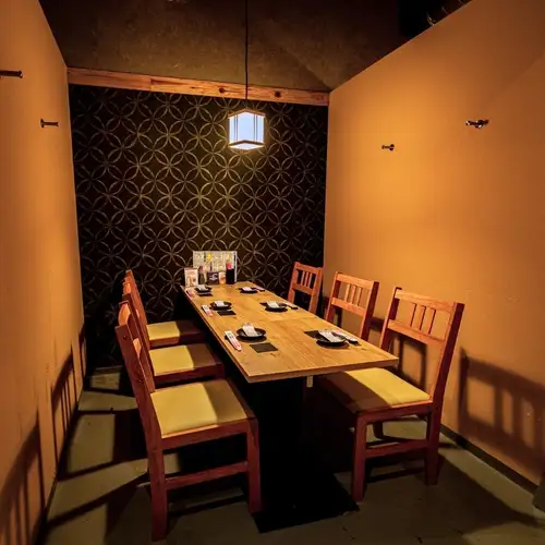 [30 people] We have a private room with a table for 6 people.It's perfect for small gatherings like drinks with friends, girls' nights out, or family meals.A private room where you can enjoy food and drinks with loved ones while having a relaxed conversation.It's perfect for birthday celebrations or dinners with colleagues.If you are looking for a private room in Hamamatsu, please feel free to make a reservation.