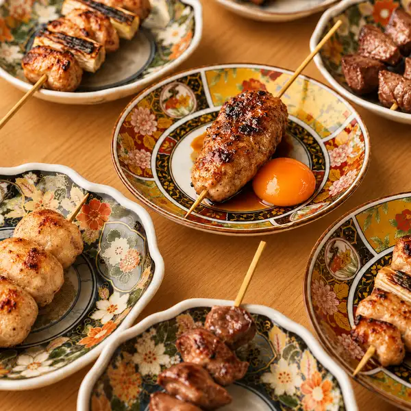 【맛이 넘치는 숯불구이】 한 개씩 장인이 고소하게 구워낸 닭꼬치는, 부위마다의 맛을 즐길 수 있는 자랑의 일품.