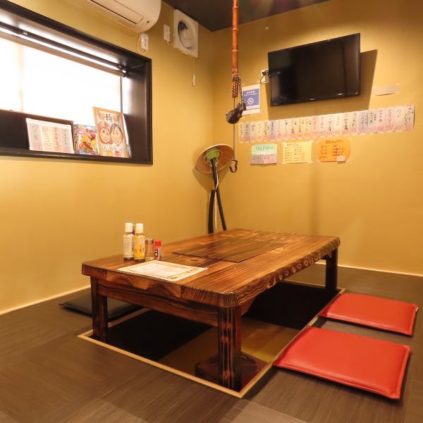 【落ち着ける空間の小上がり席】6名様用の小上がり席もご用意させていただきました！安心できるちょっとしたプライベートな空間では、ご家族でのお食事やプライベートな利用にとってもオススメです♪ゆったりできるのでお子様連れにも優しい★ぜひご家族やお仲間とのでーじ(とても)楽しいお食事の時間をお過ごしください☆