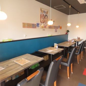 【気軽な飲み会にも☆】当店では4名様掛けのテーブル席を3つご用意してありますので、気軽な飲み会や気の置けない仲間との食事の席にもバッチリご対応できます♪2人掛けのテーブル席と全部繋げると、12名様までのご利用も可能です◎沖縄料理やお酒を楽しむ各種ご宴会、お食事のご利用など、ぜひお気軽にご来店くださいね☆