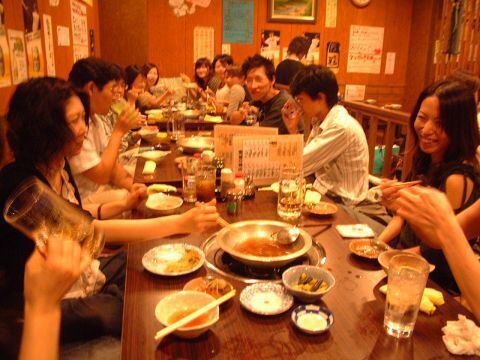 難波の人気もつ鍋店！今宵も多くの大人たちが味に魅せられ集う！