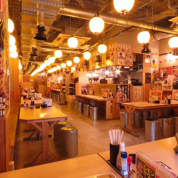 【活気ある大衆居酒屋】お祭り気分になれると好評の内装です!自慢の居酒屋料理とリーズナブルなドリンクをゆったりと堪能出来るよう、人数に応じたレイアウトにも対応しております!名物のでか唐揚げをぜひ皆様でご賞味ください◎ ※店内の写真はイメージです。