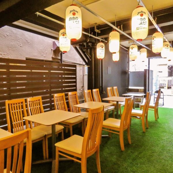 大人気のテラス席は無料で貸切ご利用OK！イベントやフリーマーケット、BBQなど、さまざまな用途にご利用いただけるテラス席をご用意しています。電源・水道・冷蔵庫に加え、イスやテーブル、カセットコンロ（3つ）も完備しており、BBQも可能です。※ＢＢＱは食材などは持ち込み。お酒持ち込み不可×飲み放題コース有
