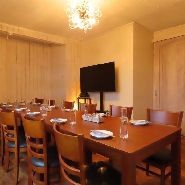 落ち着いたインテリアと程よくにぎやかな雰囲気が両立しており、普段使いから、記念日、女子会までさまざま用途に使えます。ゆったりとした雰囲気は居心地抜群です♪