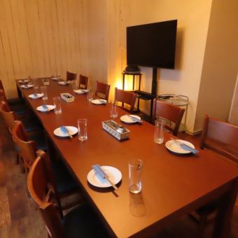 入り口から部屋まで完全に他のお客様の目に留まらずお使いいただけるVIP室は最少16名~最大24名までご利用いただけます。2FVIPテーブル個室!ご予約必須の人気個室!ぜひ一度お問い合わせくださいませ。