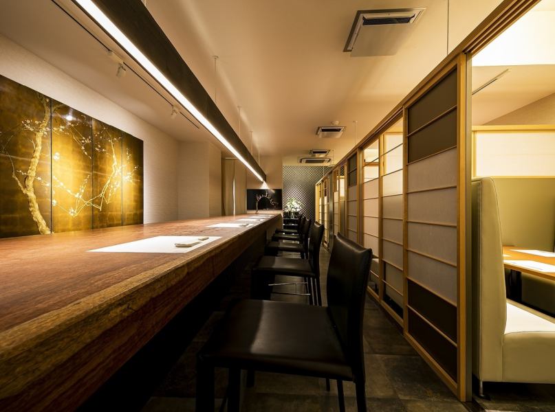 当店はデザイナーが設計したこだわりの空間になっております。お越しになったお客様が落ち着いてお食事をお召し上がり頂ける様、設計しておりますので、是非記念日やクリスマスなどの特別な日、接待や会合など大事な場面でぜひご利用ください。