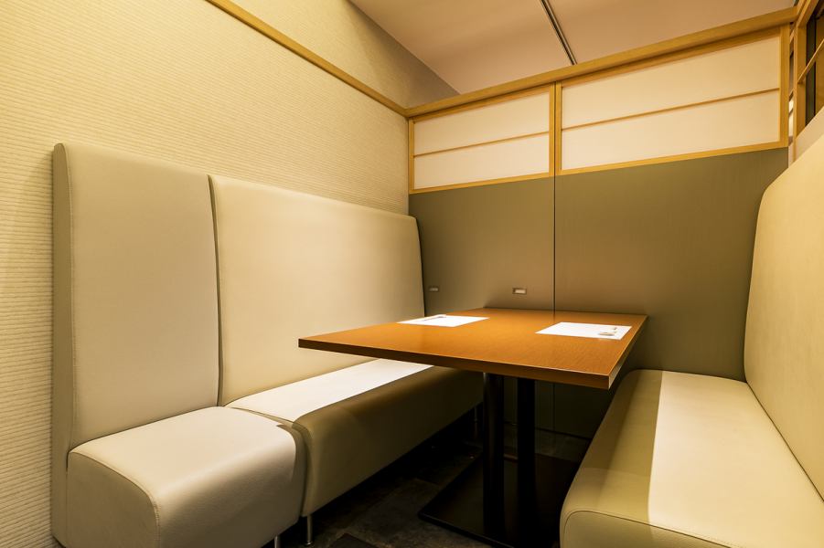 ゆったり腰を掛けて座れるソファー席は2名様～6名様まで、ご利用頂けます。ソファー席は繋げる事がございますので、大人数のお客様でもご対応ができますので、女子会や忘年会、歓送迎会などにぜひご利用ください。最大30名様まで対応可能です。