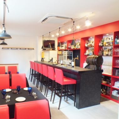 Neo Bistro＆Bar TOLINO“休闲风格，你可以享受地道的美食与休闲服装，虽然它是平静的空间，但除了桌子和沙发座椅还有柜台座位，你可以享受厨房的现场感觉。