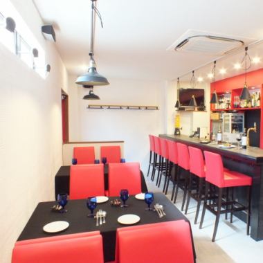 The chic interior, which is based on red and black, has the atmosphere of a stylish Parisian bistro.It can be used widely from dinner to business use with family, friends and lovers.Such a neo bistro that makes all customers smile.Acrylic panels are installed on counters and tables.Please enjoy your time with confidence.