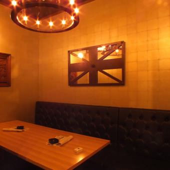 6名様での完全個室はソファ席！会社宴会や合コンにおすすめ♪美味しいお酒と共に夜が更けていく…