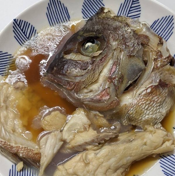 お酒との相性抜群!旨味たっぷりの《鯛アラ煮》魚のコクと甘味が感じられます。