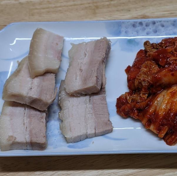 柔らかくジューシーな《むし豚》キムチ付なので是非一緒にお召し上がりください!