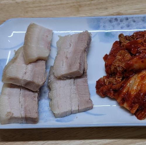 柔らかくジューシーな《むし豚》キムチ付なので是非一緒にお召し上がりください!