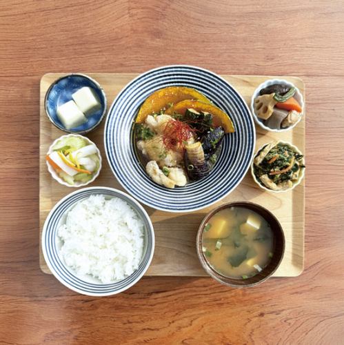 特色炖鸡配炸蔬菜和萝卜丝套餐