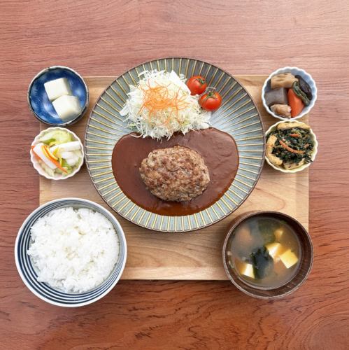 100%纯手工揉制牛肉汉堡牛排套餐，配浓郁的半釉汁