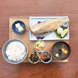 肥美厚实的条纹阿特卡鲭鱼套餐