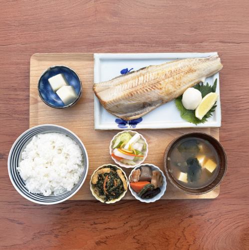 肥美厚实的条纹阿特卡鲭鱼套餐