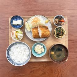 三味炸鲭鱼套餐配腌渍芝渍塔塔酱