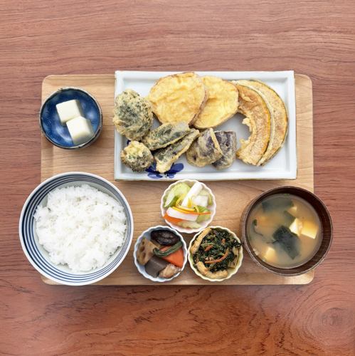 炸鸡套餐，配5种时令蔬菜，佐以自制调味料