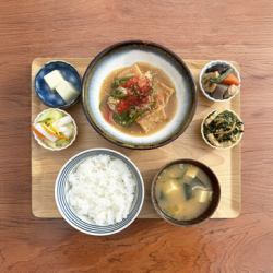 一份套餐，包括油炸豆腐和蔬菜，配以浓稠酱汁，全部采用植物性食材制成。