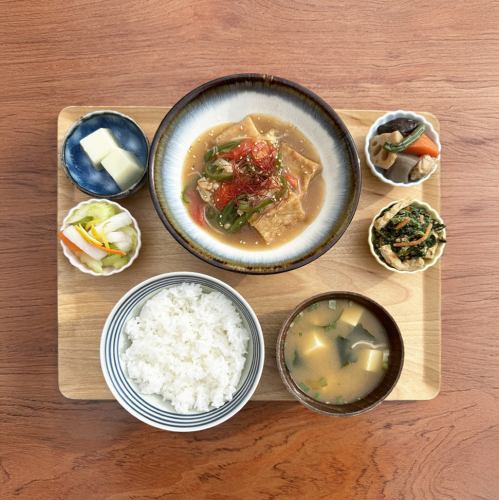 一份套餐，包括油炸豆腐和蔬菜，配以浓稠酱汁，全部采用植物性食材制成。