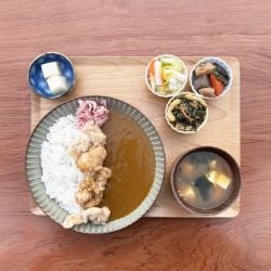 多汁的炸鸡咖喱配日式高汤和酱油