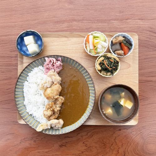 多汁的炸鸡咖喱配日式高汤和酱油