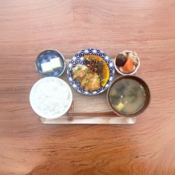 味噌酱炖鸡肉和炒蔬菜套餐