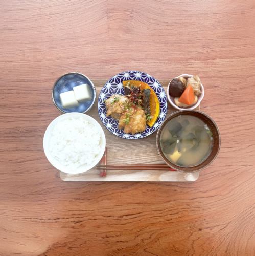 味噌酱炖鸡肉和炒蔬菜套餐