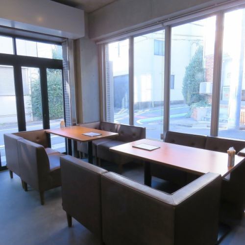 <p>【陽だまりに包まれるソファー席の心地よさ】大きな窓から光が差し込むソファー席は、ゆったりと広く座れる快適な空間。柔らかな陽射しが心地よく、友人との食事はもちろん、家族での利用にもぴったり。落ち着いた雰囲気の中で、時間を忘れてくつろげる人気の席です。</p>