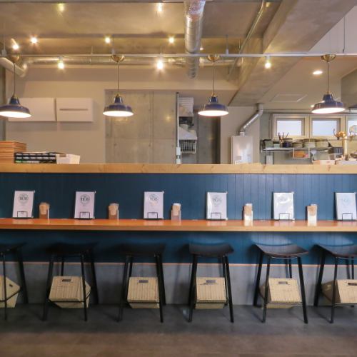 <p>【ひとり時間を楽しめるカウンター席】カウンター席は1名でもゆったり座れるように設計されており、仕事帰りやランチにふらっと立ち寄りやすい雰囲気。スタッフとの距離も近く、温かい接客に癒されながら、気兼ねなく食事を楽しめる居心地の良いスペースです。</p>