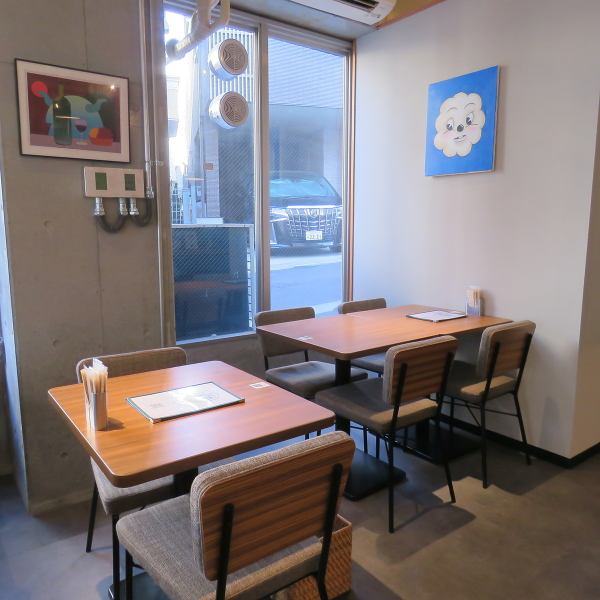 【親しみやすく広々とした店内空間】店内は明るく開放的で、初めてでも入りやすい親しみやすさが魅力。テーブル席とカウンター席がバランスよく配置され、ひとりでもグループでも利用しやすい造り。落ち着いた雰囲気の中で、ゆっくり食事を楽しめる空間です。