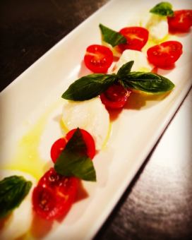 水牛马苏里拉奶酪和成熟的西红柿capase