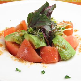 Avocado and fresh tomato salad
