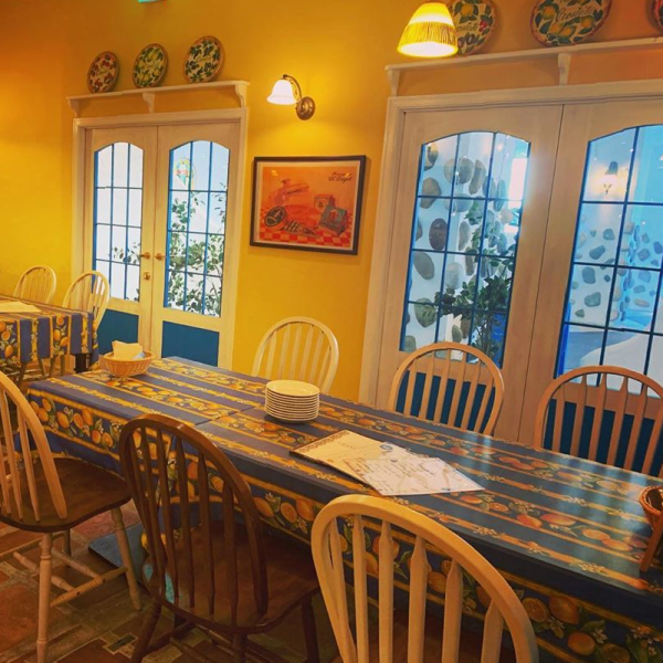 A stylish space just like a resort in Southern Italy! Savor a cafe time while talking in an open atmosphere.Lunch has a bright and cheerful atmosphere.Dinner time is jazz and moist adult time.